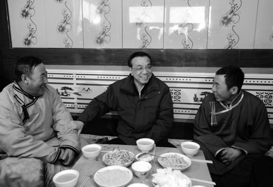 今年2月4日，李克強(qiáng)來到內(nèi)蒙古興安視察，與村民們拉家常