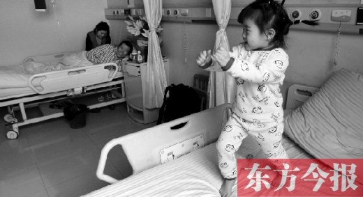 2月7日，春節(jié)前的第3天，雖然傷口很是疼痛，但3歲女兒可愛的“騎馬舞”是李剛最好的“止痛藥”