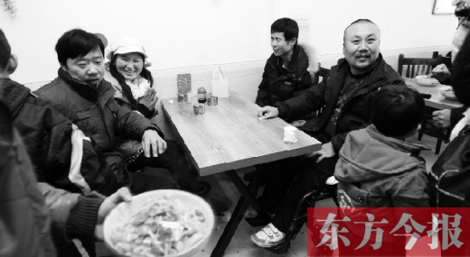 1月26日，坐著輪椅的袁海軍再次出現(xiàn)在李剛的面館，這次和他同來的是他的3位殘疾人朋友