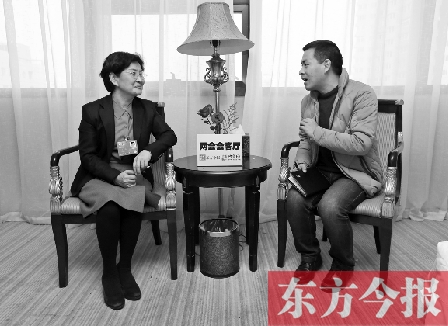 全國(guó)人大代表、省文化廳廳長(zhǎng)楊麗萍（左）在接受“兩會(huì)會(huì)客廳”采訪