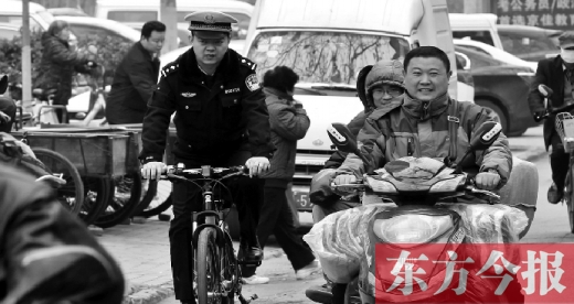 為了倡導(dǎo)綠色出行，鄭州市交警三大隊(duì)民警以身作則騎自行車上下班