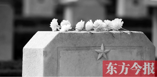 清明假期里，各界人士來到鄭州烈士陵園，緬懷先烈。一座無名烈士的墓碑上，擺放著人們帶來的白花