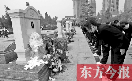 清明節(jié)，鄭州烈士陵園。學生在吉鴻昌烈士墓前鞠躬致禮