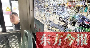 4月6日，鄭州市108路公交車一整塊車窗玻璃被鋼珠擊碎