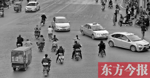 四月九日，鄭州市黃河路與經(jīng)八路交叉口，“中國式過馬路”現(xiàn)象仍很常見