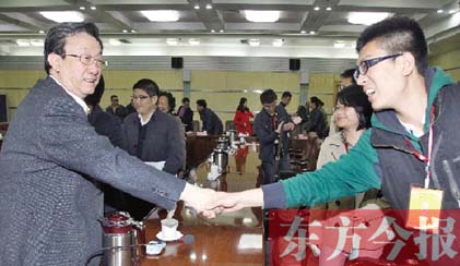 4月22日，省委書記、省人大常委會(huì)主任郭庚茂和“聚焦中博·河南行”中部六省媒體采訪團(tuán)成員親切握手