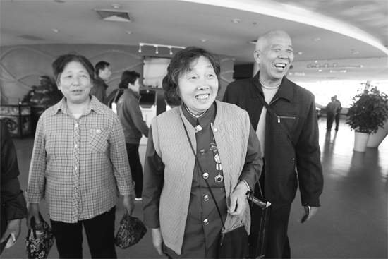 昨日，“尋訪百名共和國(guó)勞模”活動(dòng)選出的百位勞模免費(fèi)游覽中原福塔