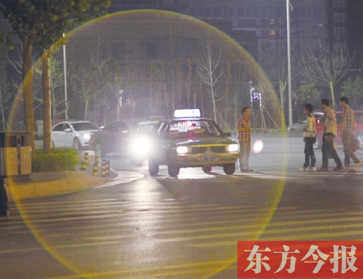 昨晚，鄭州火車東站，一些出租車?？吭诼愤?，見(jiàn)到行人不時(shí)主動(dòng)搭訕 東方今報(bào)暗訪組 攝