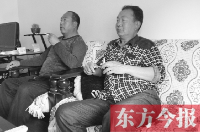 吳四輩和張年學(xué)在家聊天，談?wù)撋稌r候能去上班