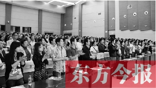 演員謝幕時，沒有觀眾離場，而是全部起立熱烈鼓掌