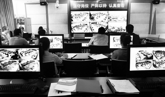 2013年高考首日，鄭州市國(guó)家考試考務(wù)指揮中心內(nèi)，工作人員通過(guò)監(jiān)控器遠(yuǎn)程監(jiān)考