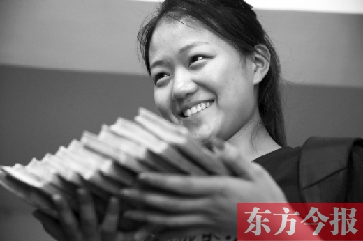昨天，大一女生周文靜把10萬元現(xiàn)金還給了失主