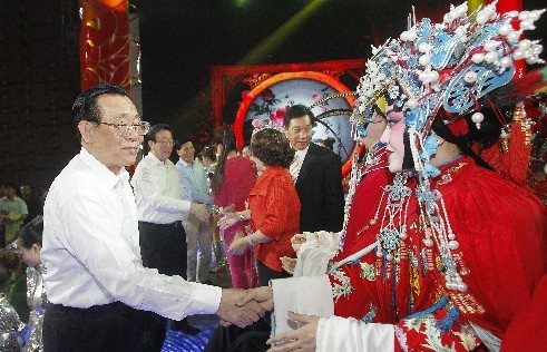 頒獎(jiǎng)晚會(huì)結(jié)束后，王剛（左一）、郭庚茂（左二）、謝伏瞻（左三）上臺(tái)和演職人員握手
