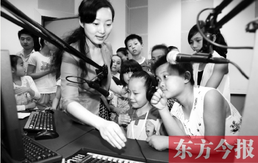 河南廣電全媒體小記者參觀河南電臺(tái)教育廣播樂(lè)活1066，體驗(yàn)當(dāng)主持人的樂(lè)趣