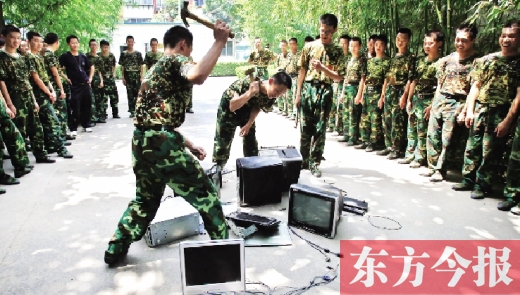 為了讓孩子表達戒除網(wǎng)癮的決心，學(xué)校組織孩子親手砸毀電腦