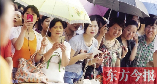 7月6日，鄭州市文化路省實(shí)驗(yàn)中學(xué)小升初測(cè)評(píng)點(diǎn)，家長(zhǎng)們聚集在一起，焦急地等待自己的孩子走出考場(chǎng)