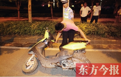 7月9日夜，鄭東新區(qū)街頭，鄭州市交巡警六大隊民警查住一輛“炸街”摩托車
