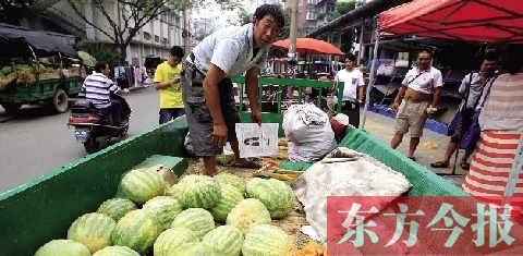 因?yàn)橐估锼?，來鄭州賣瓜的開封瓜農(nóng)姚老漢不但丟錢還丟瓜
