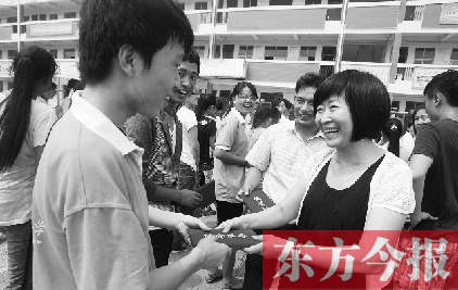 7月23日，晨鐘教育集團(tuán)黨委書記張玲為支教大學(xué)生頒發(fā)證書