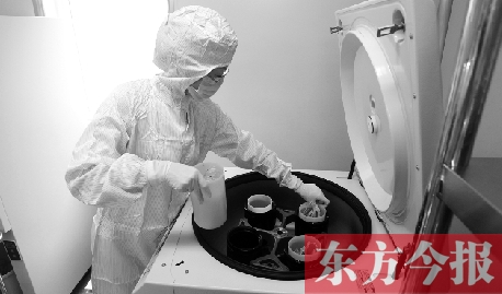 鄭州一專門儲存臍帶血的機構，專業(yè)人員正在把臍帶血存放在儲藏箱里