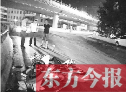昨日凌晨3時(shí)，鄭州市區(qū)河醫(yī)立交橋下，交警在勘察現(xiàn)場