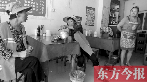 7月30日下午，鄭州市建設(shè)路一家面館老板毋女士，給兩位環(huán)衛(wèi)工端水解暑
