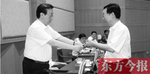 省人大常委會主任郭庚茂向有關(guān)被任命人員頒發(fā)了任命書。圖為新任省發(fā)改委主任孫廷喜在接受任命書
