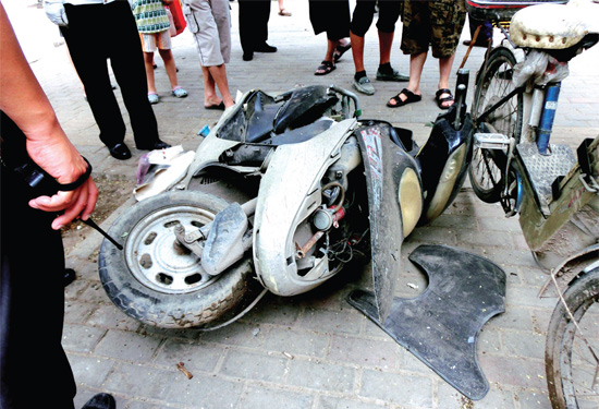 8月3日，棉紡路與六廠前街交叉口附近一輛水泥罐車突然爆胎，路邊一輛電動車被沖擊波震翻報廢