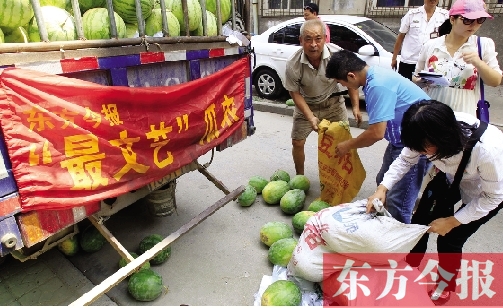 昨日，得知“最文藝瓜農(nóng)”祁老漢（左一）被困，市民紛紛購愛心瓜