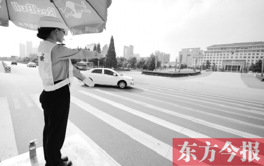 昨日，駐馬店市開(kāi)源大道，女交警冒高溫指揮交通