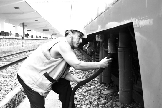 昨日，商丘火車站給水員在烈日下工作