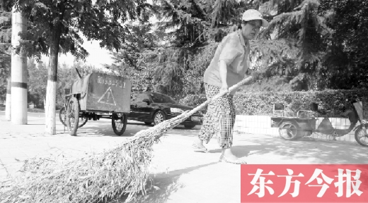 昨天下午4點，新鄭市溱水路，64歲的陳明花正在打掃衛(wèi)生，這一段曾是靳春波負責的路段