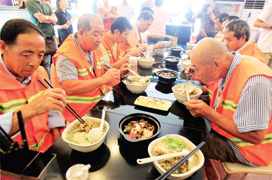 8月18日中午，鄭州市商城路一家飯店邀請33位一線環(huán)衛(wèi)工免費吃頓飯