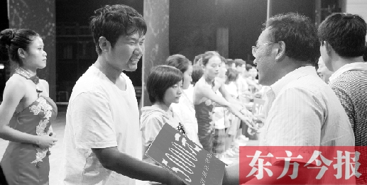 8月25日，河南電視臺(tái)8號(hào)演播廳，寒門學(xué)子每人拿到了5000元助學(xué)金