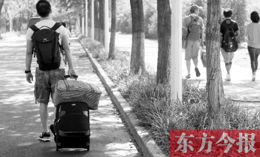 滿載著家人的希望，沿著學校的路標，鄭州大學新生入學了，一位新生自己帶著行李來報到