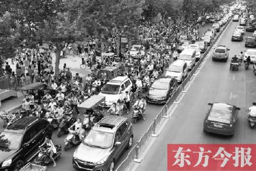 鄭州市城東路上，因為附近兩所小學(xué)開學(xué)，造成交通大擁堵