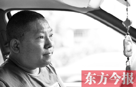 鄧太和帶父親去看病，兩天都沒打開過出租車后備廂