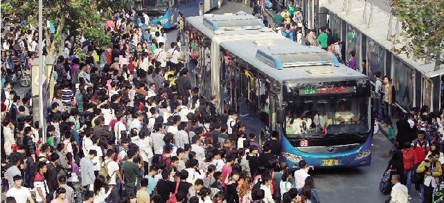 鄭州火車(chē)站，等候公交車(chē)的人們 東方今報(bào)記者 劉棟杰圖