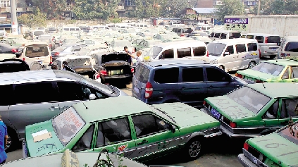 國慶期間，鄭州市客運管理處查處的大批非法營運車輛