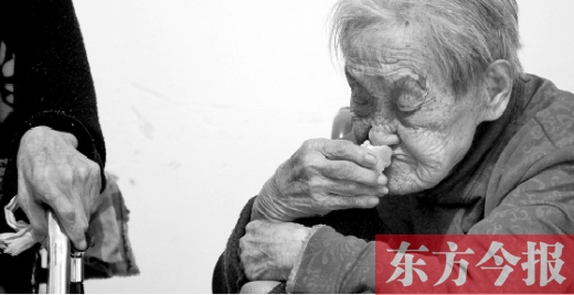 在鄭州惠濟(jì)區(qū)紅樹林老年療養(yǎng)院內(nèi)，一位老人在吃蛋糕