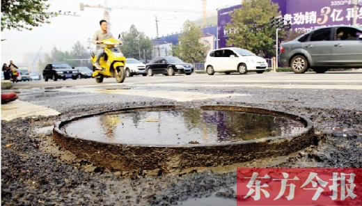 鄭州市航海路與興華南街交叉口當(dāng)中，一處突出地面的窨井口隨時“伏擊”著粗心的路人
