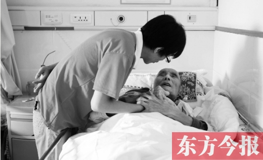 10月11日，鄭州愛馨養(yǎng)老集團(tuán)。護(hù)工對(duì)老人無微不至地關(guān)懷照顧