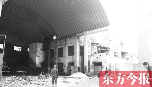 黃委會燃煤鍋爐房里幾臺機器正“整裝待發(fā)”，大煙囪拆除難