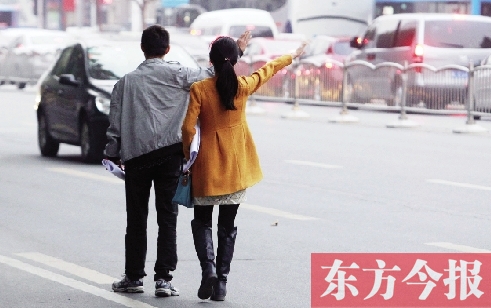 昨日下午5時30分，鄭州市花園路口公交站，一對青年正焦急等車