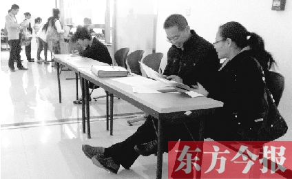 　　10月16日，鄭州市社保中心辦事大廳，新增的桌椅方便了前來辦理手續(xù)的市民