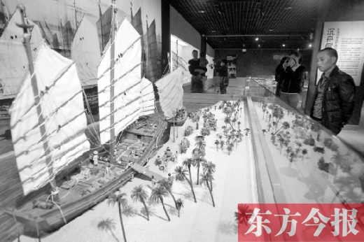 10月19日，大海的方向——西沙華光礁一號沉船寶藏展在省博物院舉行。圖為一位市民在觀看當時（宋朝）工