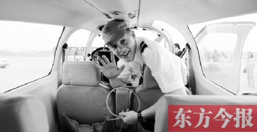 “歡呼”降落鄭州國際機場，杰克透過舷窗向人們打招呼