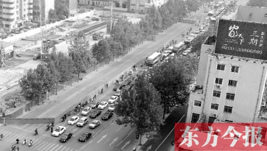 圍擋設(shè)置首日，人們騎車緩慢通行