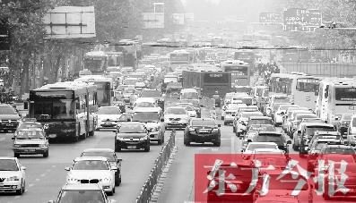 昨日下午4點(diǎn)，在花園路與黃河路口附近，車堵成了“一鍋粥”