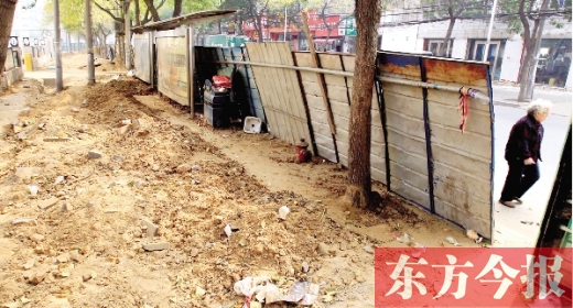 鄭州市紅專路與政七街交叉口，一工地“圍而不動”，步行者只好擇路而行